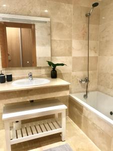 Ένα μπάνιο στο Modern 2 bedroom gelijkvloers-appartement m.tuin en zwembad