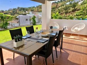 Μπαλκόνι ή βεράντα στο Modern 2 bedroom gelijkvloers-appartement m.tuin en zwembad