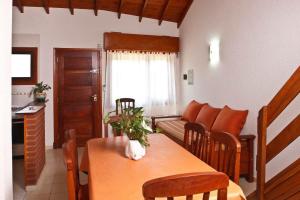 - un salon avec une table et un canapé dans l'établissement Complejo de Mar Wasiyki Villa Gesell, à Villa Gesell