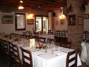 Un restaurante u otro lugar para comer en Agriturismo Antica Corte Cason