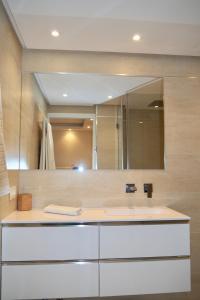 A bathroom at Luxurious apartment in the heart of Puerto Banus