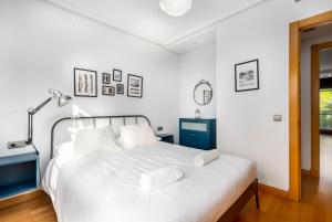 Łóżko lub łóżka w pokoju w obiekcie Daria Beach Gran Terraza by AlohaMalaga