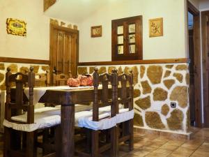 - une salle à manger avec une table et des chaises dans l'établissement El Rincón de Anter, à Higuera de las Dueñas