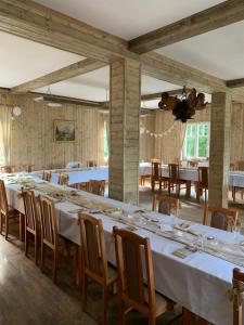 uma grande sala de jantar com uma mesa longa e cadeiras em Bartlova bouda em Weissbach