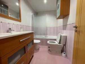A bathroom at OKTHEWAY Castelao Street