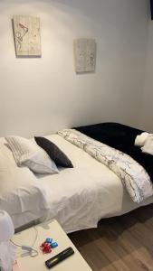 Un dormitorio con una cama y una mesa con una mesa. en Pensión Residencia Fonseca, en Santiago de Compostela