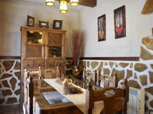une cuisine avec une table en bois et un comptoir dans l'établissement El Rincón de Anter, à Higuera de las Dueñas