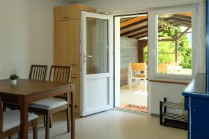 uma sala de jantar com uma porta que leva a um pátio em Luna em Thun