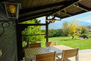 einen Holztisch und Stühle auf einer Terrasse in der Unterkunft Luna in Thun