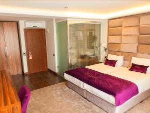 um quarto de hotel com uma cama grande e uma casa de banho em The 22 Hotel em Istambul