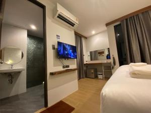 TV a/nebo společenská místnost v ubytování S3 Huahin Hotel
