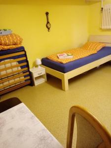 Dormitorio pequeño con cama y mesa en Kleines Appartment zentrale Lage, en Künzell