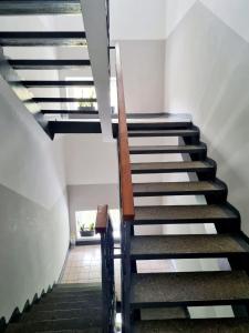 un conjunto de escaleras en un edificio con escalera en Апартаменты в центре на Гагарина, en Dnipro