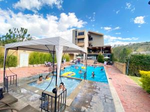 Bazén v ubytování Arhaná Hosteria & Resort nebo v jeho okolí