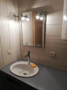 y baño con lavabo y espejo. en les saisies ;loue a la semaine, en Hauteluce