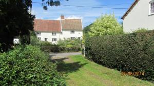 a white house with a red roof at Mulleys Cottage (Bed and Breakfast) in Westleton