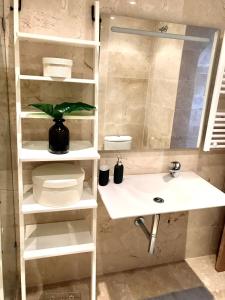 Ένα μπάνιο στο Modern 2 bedroom gelijkvloers-appartement m.tuin en zwembad +21 φωτογραφίες