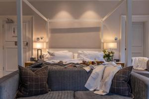 um quarto com uma cama e um sofá em frente em Barnett Hill Hotel em Guildford