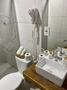 A bathroom at Pousada Monte das Serras