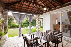 Gallery image of Pyrgos Bungalows in Ormos Panagias