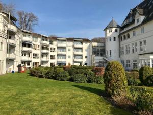 un gran edificio blanco con césped delante en Ostseewohnung Nr 14 Villa Mare, en Glücksburg