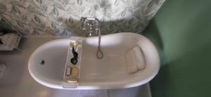 a white sink with a faucet in a bathroom at CasaBoutique cerca del mar con vistas a la montaña in Polop