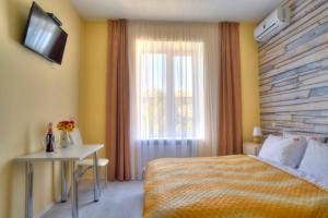 Postel nebo postele na pokoji v ubytování Fire Inn