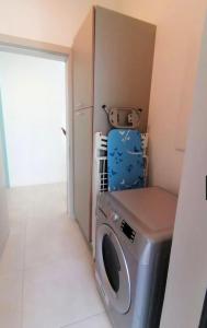 - Lavadora y secadora en una habitación pequeña en Eastern Blue Beachfront Luxury Apartment, en Poste Lafayette