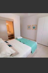 Habitación con 2 camas en una habitación en Eastern Blue Beachfront Luxury Apartment, en Poste Lafayette