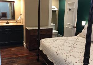 Postel nebo postele na pokoji v ubytování Historic Kahn Hotel