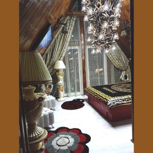 1 dormitorio con cama y lámpara de araña en Camere LUX Telecabina Busteni, en Buşteni