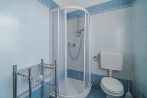 a bathroom with a shower and a toilet in it at Villetta Doddy nei pressi di Barbarossa in Porto Azzurro