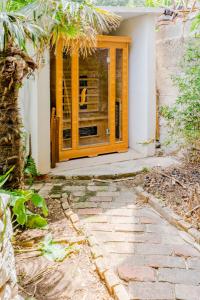una puerta delantera de una casa con ventana en Luxury Villa Roza en Split