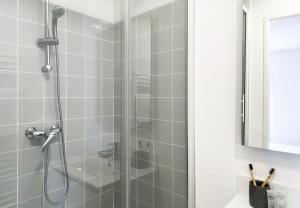 Bilik mandi di Sweetly Isatis Mérignac +6 gambar