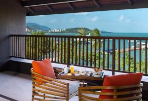 班拉克海灘的住宿－U Samui，阳台配有两把椅子和一张桌子,享有海景。