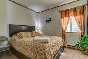 Легло или легла в стая в Beautiful Chalet with Hot Tub & Sauna in Poconos