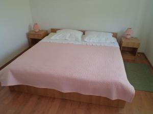ein Schlafzimmer mit einem großen Bett mit zwei Nachttischen in der Unterkunft Apartment Nella in Molat