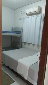 een slaapkamer met 2 bedden en een raam met een handdoek bij Casa de dois quartos in Carolina
