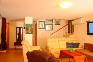 uma sala de estar com um sofá e uma televisão em Shavit Simple room em Arbel