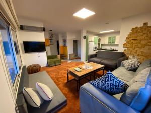 Star Suite - Rural experience - Northeast point في مجدل شمس: غرفة معيشة مع أريكة زرقاء وطاولة