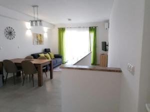 Televízia a/alebo spoločenská miestnosť v ubytovaní Apartament Wioletta Ciovo Okrug Gornji