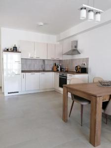 Kuchyňa alebo kuchynka v ubytovaní Apartament Wioletta Ciovo Okrug Gornji