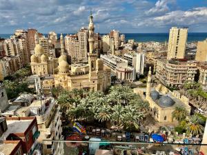 une vue aérienne sur une ville avec des bâtiments et des palmiers dans l'établissement Sea View Paradise, à Alexandrie