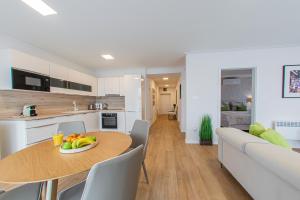 A kitchen or kitchenette at University city life Bestern