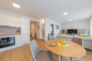 A kitchen or kitchenette at University city life Bestern