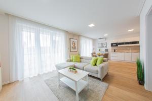 A kitchen or kitchenette at University city life Bestern