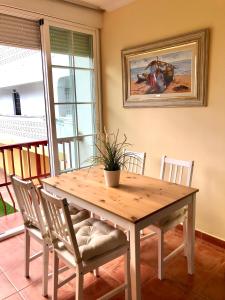 エル・ポルティルにあるPlaya y tranquilidad en El Portilのダイニングルームテーブル(椅子、鉢植え付)