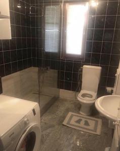 Ένα μπάνιο στο Apartment Maxim +12 φωτογραφίες