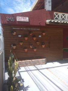 una pared con macetas al lado de un edificio en Morada do Neu Ingleses, en Florianópolis