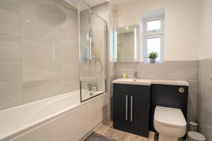 A bathroom at Mill Road Ground Floor Apartment